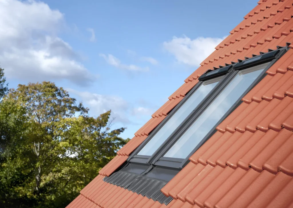 13. Tillbyggnad takfo╠enster till villa