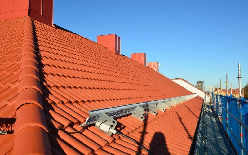 27. Installation av nya sno╠errasskydd till bostadsra╠ettsfo╠erening